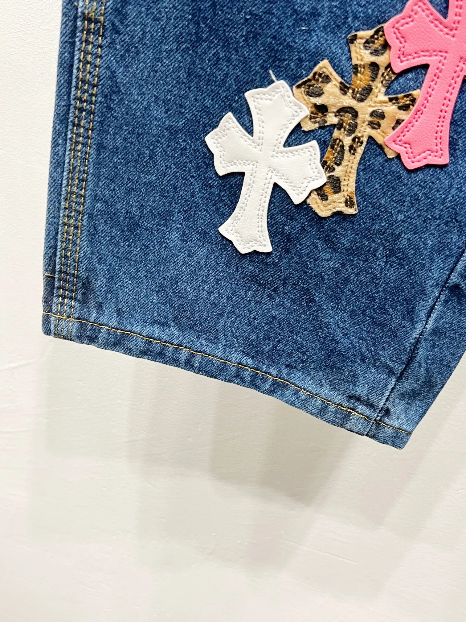 P260 Style No.: (c010) Chrome Hearts 1of1 🇲🇾Malaysian Exclusive｜Chrome Hearts Leopard Print Limited Overalls Styles with different washed textures, very friendly to people with thin legs and thick legs. The straight version is very flattering to the leg shape. Moderate length that never goes out of style, easy to match with casually, basic styling for various styles, a must-have in the wardrobe! The fabric is stiff but also makes the upper body soft without losing texture. The washing process is even more perfect. It is a must-have item for everyone! ! ! Washed wheat, hang tag, pants label, three labels complete Size: 28-30-32-34-36 Color: blue